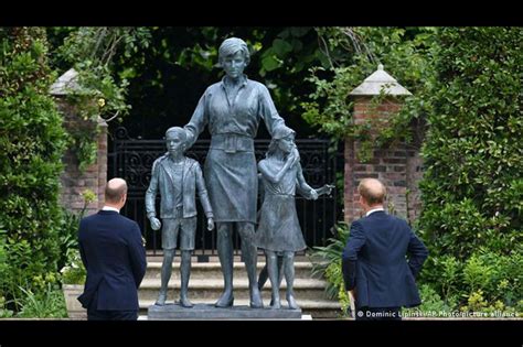 William E Harry Inauguram Estátua Da Princesa Diana Em Londres Jornal
