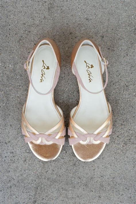 Dieses schöne brautkleid sucht ein neues brautkleid hochzeitskleid. Braut Sandale mit Flecht-Muster in Altrosé und Gold zur ...