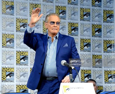 Actor Lee Majors Waves To Fans At The Ash Vs Evil Dead Comic Con