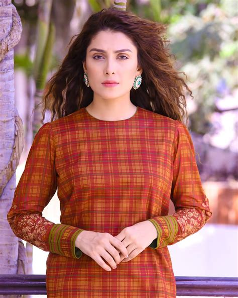 Ayeza Khan On The Set Of Her Upcoming Drama Yaariyan Pakistani Drama