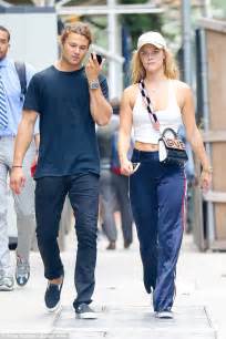 Nina Agdal Flashes Her Abs With New Beau In Nyc Daily Mail Online
