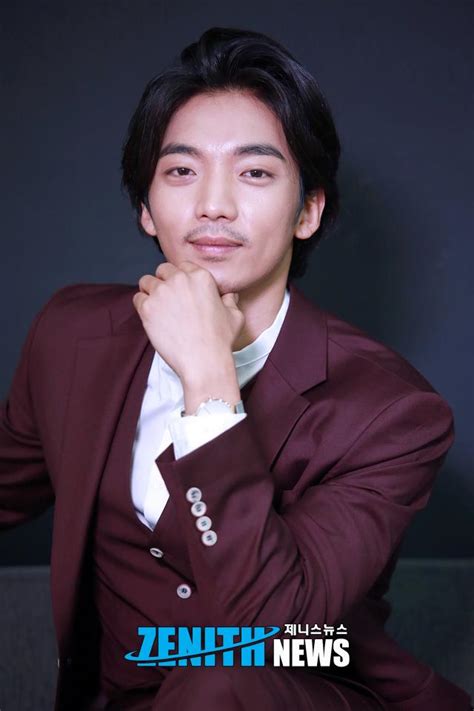 황희(黃喜, 1363년 3월 8일(음력 2월 22일) 고려국 개경 출생 ~ 1452년 2월 28일(음력 2월 8일) 조선국 경기도 파주에서 별세.)는 고려 말 조선 초기의 문신, 재상이다. HD스압포토 황희 '황희 정승만큼 카리스마 넘치는 포즈 ...