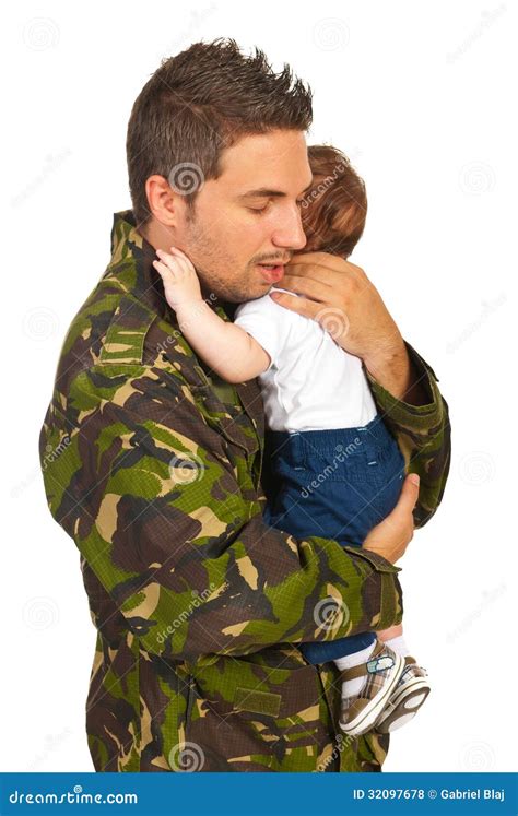 Papá Militar Que Abraza A Su Bebé Recién Nacido Foto De Archivo Imagen De Despliegue Militar