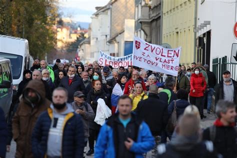 VIDEO Protesty v uliciach Bratislavy Dav skončil pri parlamente