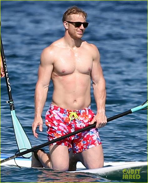 The Bachelor S Sean Lowe Bares Buff Beach Bod With Wife Catherine In Hawaii Photo 3465648