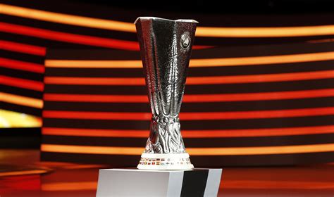 Die trophäe der europa league war kurzzeitig verschwunden. The UEFA Europa League trophy is seen on stage following ...