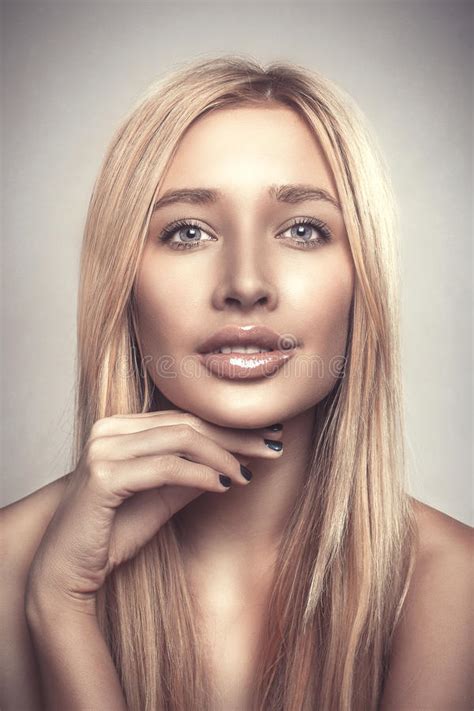 glamourportret van mooi vrouwenmodel met verse schone huid stock afbeelding image of lippen