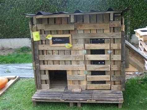 In this coop, whole pallets were used as the walls and chicken wire was added to secure the space, preventing chickens going out and predators coming in. Chicken Coops Made Out of Pallets | Pallet Wood Projects