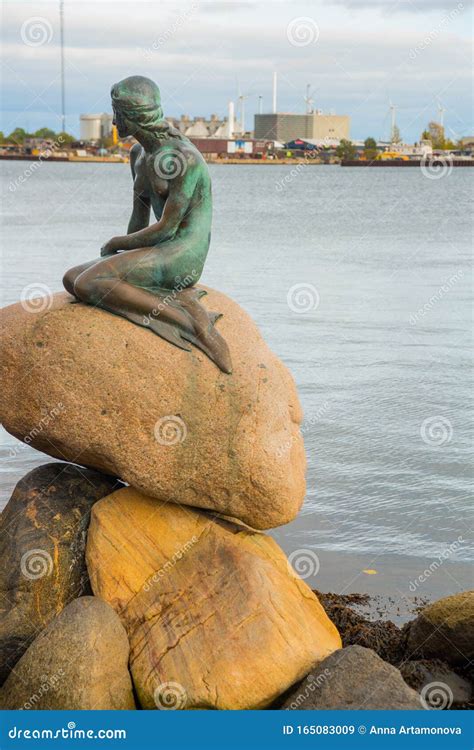 Copenhaga Dinamarca O Monumento Da Pequena Sereia Em Copenhague