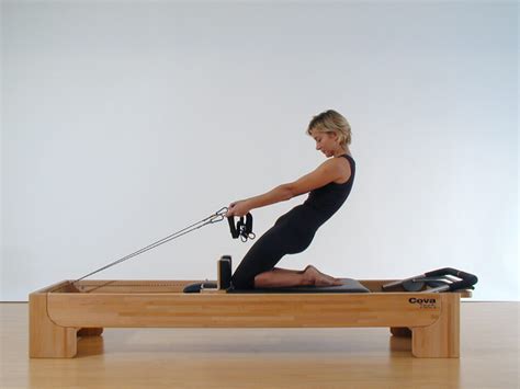 Pilates Modella Le Cosce Con Il Thigh Stretch Sul Reformer E A Corpo