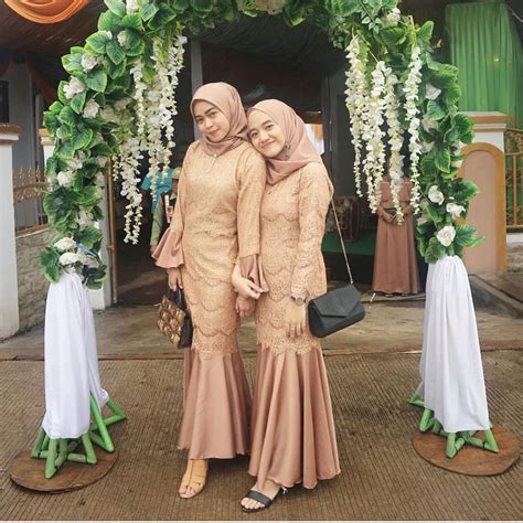 Sedangkan untuk kombinasi kain organza dan rok tutunya bisa anda tambahkan untuk aksen rok duyung di bagian bawah rok dress kebaya brokat agar terlihat lebih cantik. Inspirasi Kebaya Brokat Kebaya Modern 2019 Hijab - Galeri ...