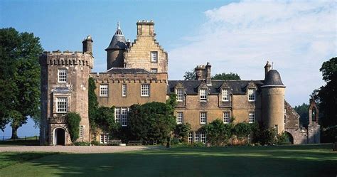 Our loch lomond, the highlands and stirling castle tour will take you to see big cities, small towns, beautiful countryside and loch views. Loch Lomond Castle | Kastelen, Paleizen, Schotland