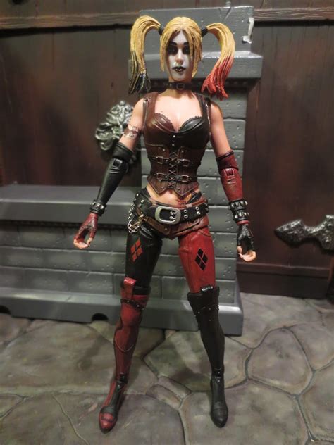 Harley Quinn Arkham Figure Mail