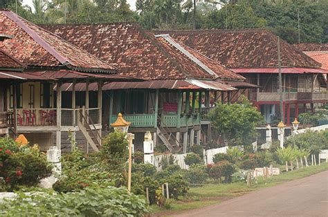 Salah satu dari kota yang ada di indosnesia adalah propinsi lampung, yang mana wilayah ini menjadi pintu gerbang menuju pulau sumatera dan memiliki kebudayaan yang tidak kalah menarik. Rumah Adat Dan Pakaian Adat Lampung - Baju Adat Tradisional