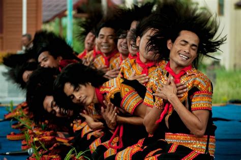 Tepuk tangan dan tepuk dada. Tari Saman : Keberagaman Warna-Warni Budaya Indonesia dalam Keseragaman | Good News from Indonesia