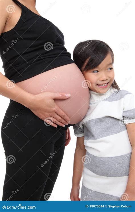 Meisje Dat Aan De Zwangerschap Van De Baby Luistert Stock Foto Image
