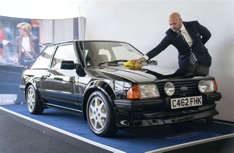 Subastado por 868.000 euros el antiguo coche de Lady Di | LOC