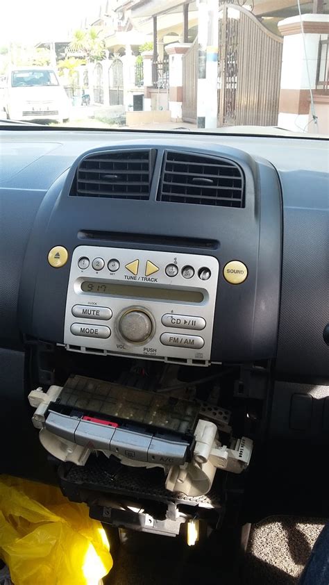 Berbalik kepada entri kita pada hari ini ialah bagaimana memasang komponen audio bagi sesebuah kereta dan ada juga istilah popular yang digunakan ialah in car entertainment. DIY: RADIO SELECTOR CHANNEL RADIO MYVI ROSAK