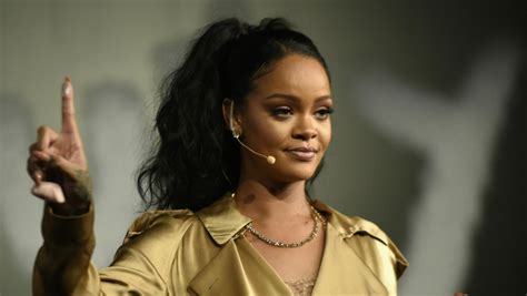 Rihanna Rejected Super Bowl Halftime Offer In Support Of Colin Kaepernick Iheart