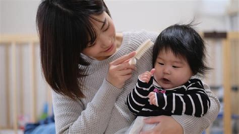 Sebenarnya apa saja sih penyebab rambut rontok berlebihan dan bagaimana cara mengatasinya? Rambut Bayi Rontok, Apa Saja Faktor Penyebabnya?