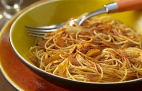 Copritele se decidete di preparare il piatto non in autunno o all'inizio dell'inverno con castagne fresche, potete optare tranquillamente per quelle precotte! Come fare gli spaghetti alle castagne | DeAbyDay