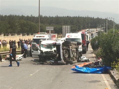 İzmirin Buca ilçesi Kaynaklar bölgesinde 2 araç çarpıştı Kazada ölü