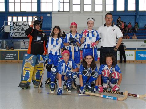 A picture of a man's hockey skates while standing on the ice skating rink. Hoquei Patins Femení: fotos torneo mini fem voltrega 14-6-2012
