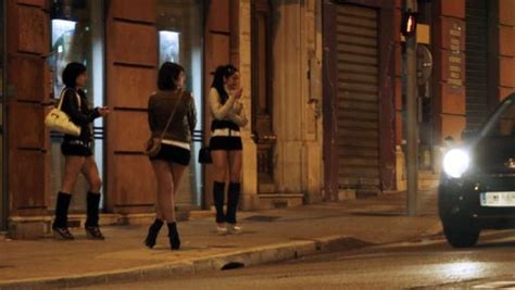 prostitution le sénat abroge le délit de racolage passif ladepeche fr