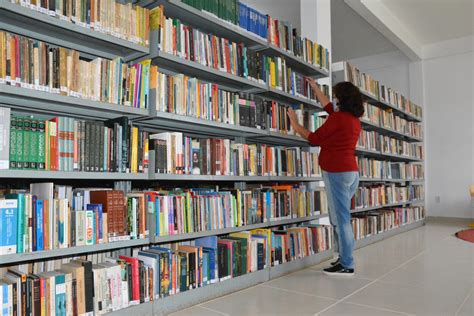 Uma Biblioteca Possui Somente Livros De Matemática Português E Ciências