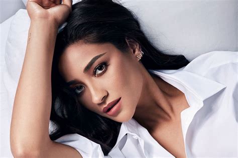 Shay Mitchell On Buxom Youtube And Doing Her Own Makeup Elle Canada