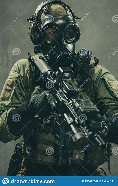 Soldado De Unidad Especial Con M Scara De Gas Y Equipo T Ctico Imagen De Archivo Imagen De