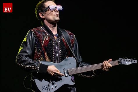 He is recognised for his eccentric stage persona, wide tenor vocal range and musicianship. Muse-Sänger Matt Bellamy hat geheiratet