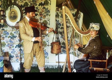 Reconstrucción histórica victoriana músicos instrumentos musicales música de violín arpa violín