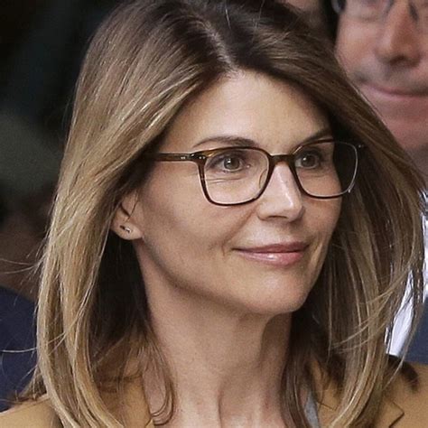 actress lori loughlin to plead guilty in us college admissions bribery scandal documents show