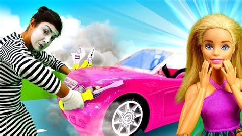 Barbie çocuk oyunları Palyaço Barbie arabasını tamir ediyor YouTube