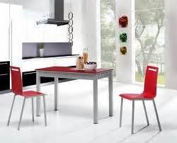 Comenzaremos comentando este espectacular diseño de isla de cocina de un estilo de lo más futurista. Mesa y sillas rojas, diseño sencillo y moderno. Para ...