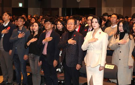 그리고 다시한번 느끼는건 이영이 능력자라는거. "배현진, 대변인 사의 표명하고 홍준표 '홍카콜라' 제작자로 ...
