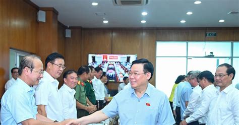 Foto Máximo legislador vietnamita trabaja con el Comité partidista de