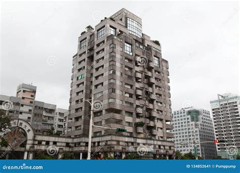 Taipeitaiwan October 17 2018 Old Apartment Opposite 101 Building At