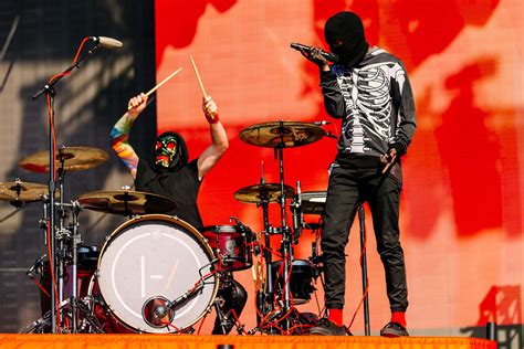 Our aim is to provide a free encyclopedia with all the information you could possibly want to know about the band. Twenty One Pilots Go Big With 2016 Arena Tour | Dates