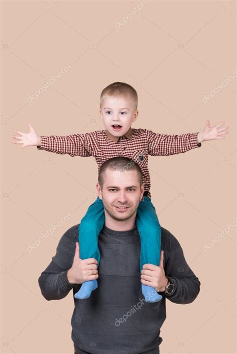 Padre Sosteniendo A Su Bebé En La Espalda Aislado Fotografía De Stock