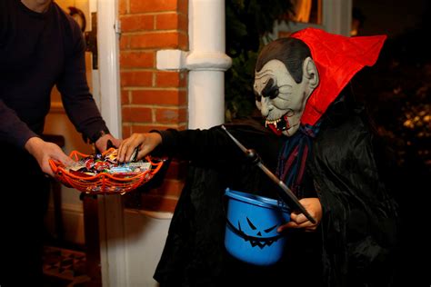 Can You Trick Or Treat This Year Experts Explain The Risks Around The