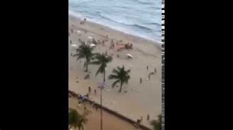 Ludzie Na Brazylijskiej Plaży Zostają Wciągnięci Przez Tornado Filmikitv
