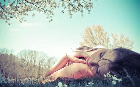 Fondos de pantalla luz de sol Mujeres al aire libre mujer modelo amor césped al aire