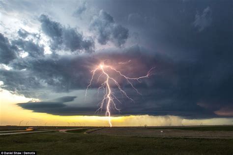 Stormchasers Capture Amazing Images Of Mothership Supercell Storm