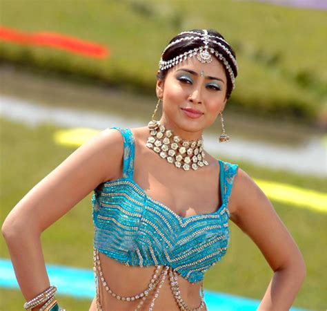 Shriya Saran Sexy Navel Photos From The Movie Indiralogathil Na Alagappan