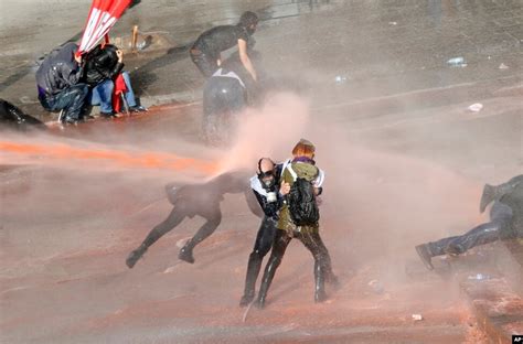 est100 一些攝影 some photos Riot police use tear gas and water canon to