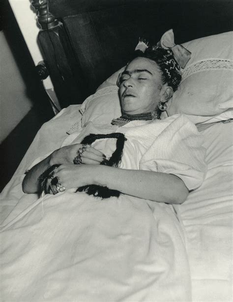 Portraitsoffamouspeople Frida On Her Death Bed 1954photo By Lola Alvarez Bravomore Frida
