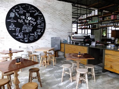 Dihalaman ini anda akan melihat gambar simple di dinding yang apik! Tulisan Dan Gambar Di Dinding Cafe - Desain.id