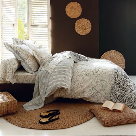 Tissu en métisse avec fil de soie. Le linge de lit Natura en coton joue les oppositions en ...